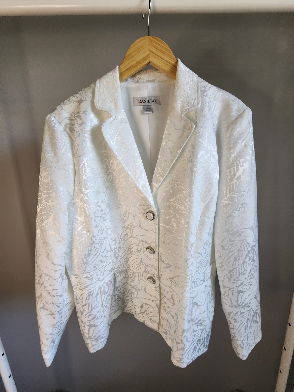 Danillo Boutique Women's White Textured Leaf Pattern Blazer 3 Button Closure